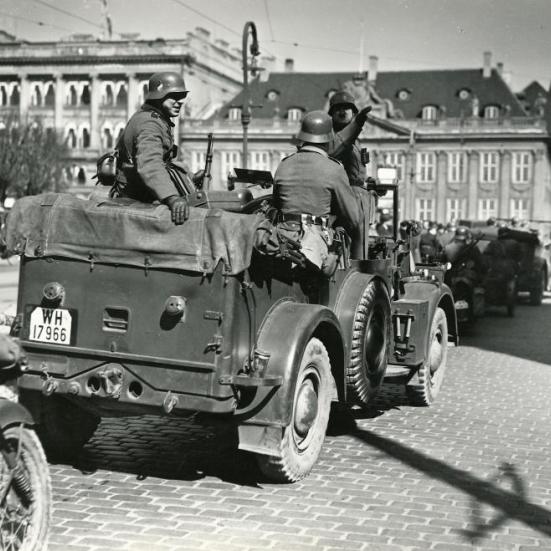Jeep med soldater