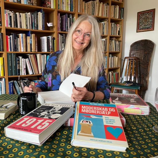 Pia Fris Laneth signere biblioteksbøger.