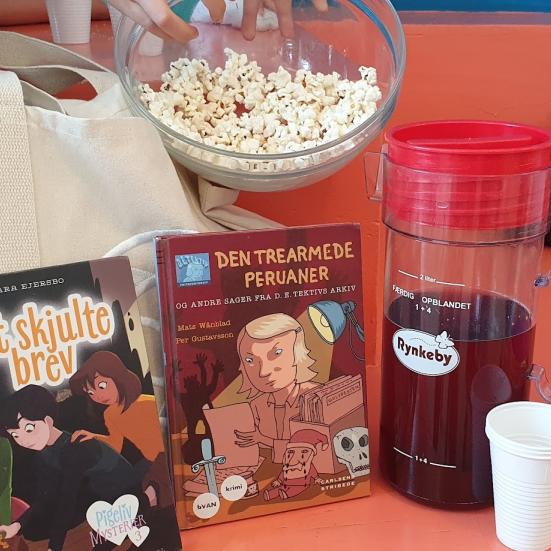 Bøger, popcorn og saftevand