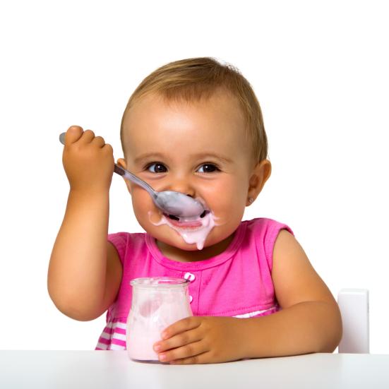 Barn med yoghurt