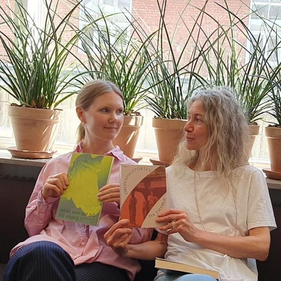 Læseguiderne Maj og Marie i sofa med bøger