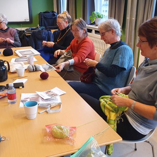 Billede af strikkecaféen hvor der bliver strikket, snakket og hygget sammen. 