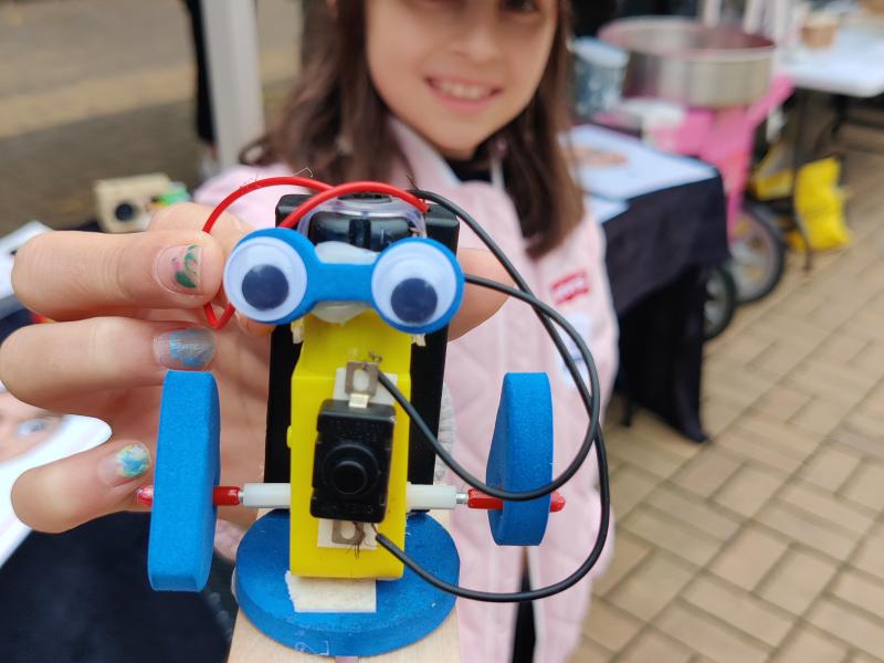 Pige med hjemmelavet robot