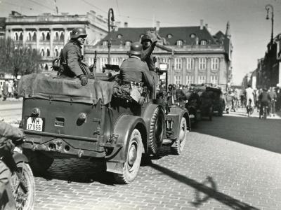 Jeep med soldater