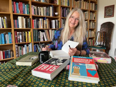 Pia Fris Laneth signere biblioteksbøger.
