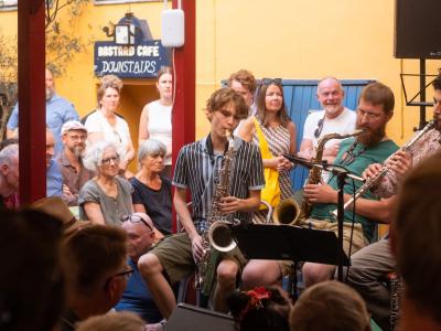 Udendørskoncert ved HUSET med Dusty Rag Jazz Band og glade publikummer.
