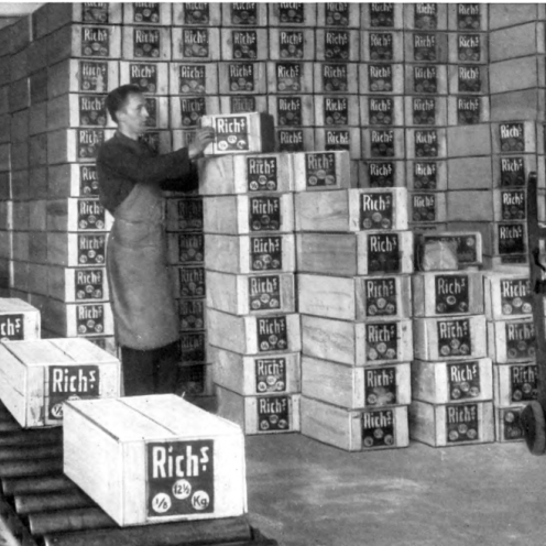 Richs-kasser på rullebåndet.