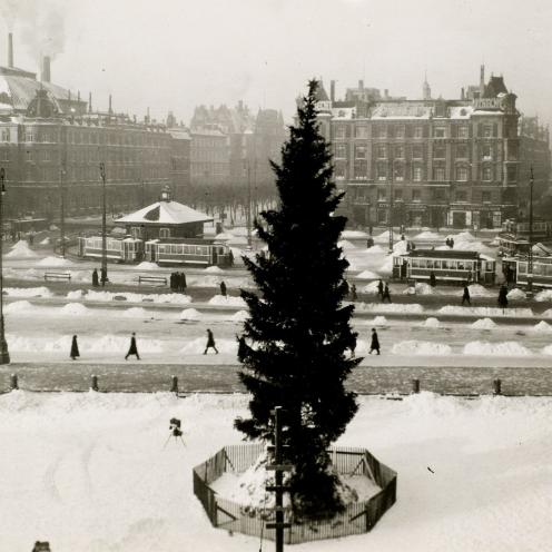Juletræ på et snedækket Rådhuspladsen i 1923.