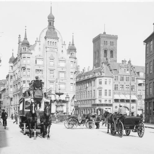 Omnibus, hestedrosker, gående og cyklister fotograferet på Amagertorv