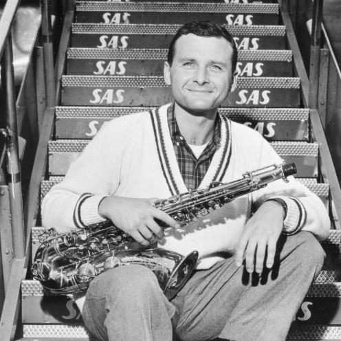 Stan Getz sidder på trappen op til et SAS-fly med sin saxofon.