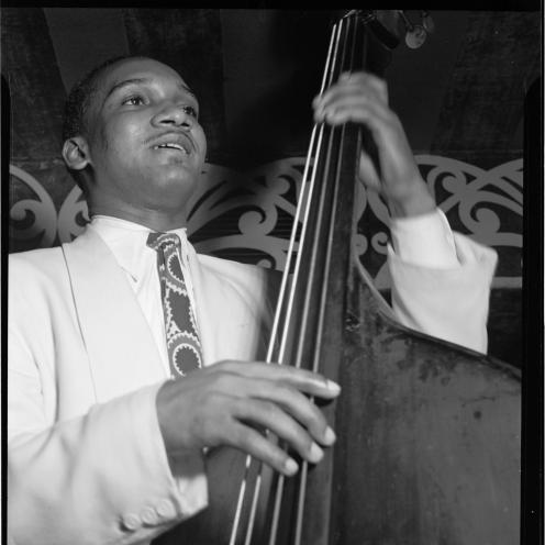 Oscar Pettiford spiller bas.