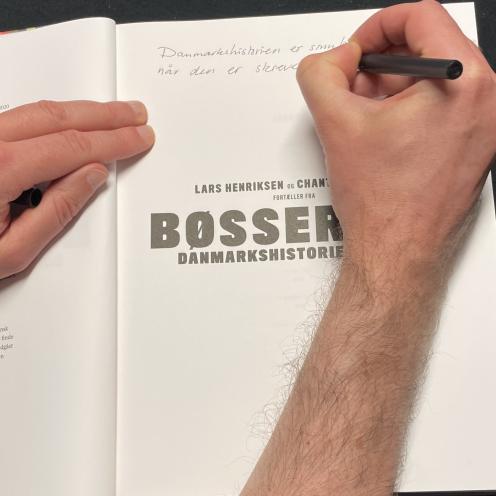 Anders Larsen/Chantal Al Arab skriver på titelbladet af Bøssernes Danmarkshistorie