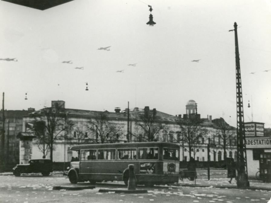 Fly i luften over byen