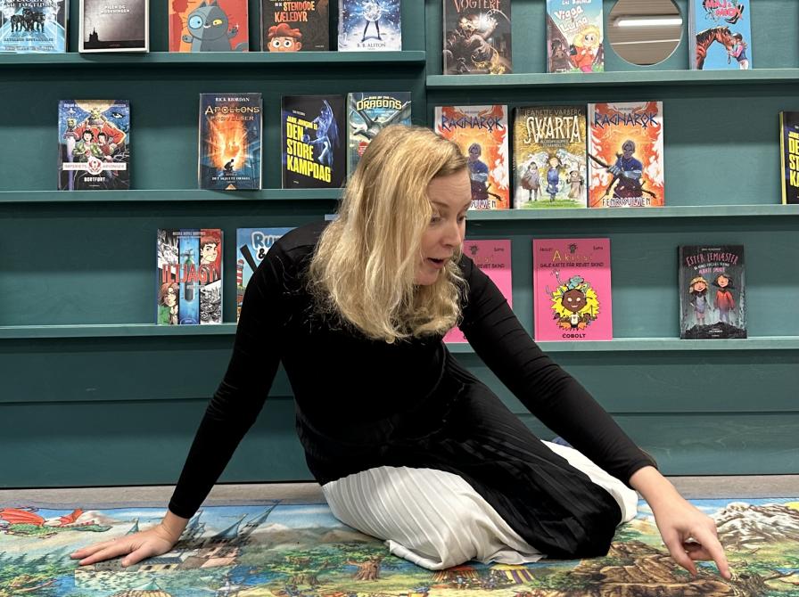 Marie-Louise sidder på eventyrtæppet