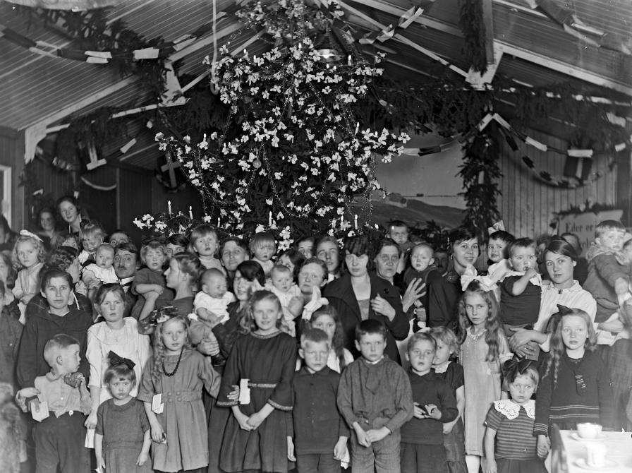 Menensker smalet til julefest i husvildebarakkerne ved Tagensvej og Nørre Allé i 1921.