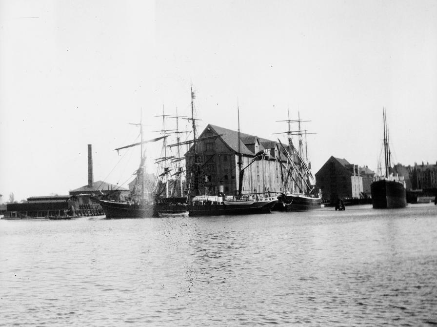 Københavns Inderhavn set mod Nordatlantens Brygge med sejlskibe fortøjet foran.