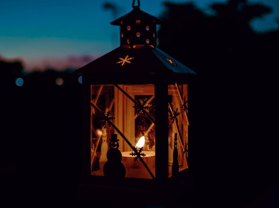 Lanterne med tændt stearinlys