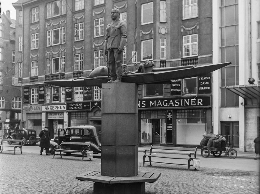 Figuren med mand og kajak fra Grønlandsmonumentet på Christianshavns Torv
