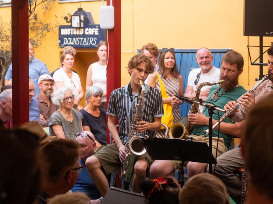 Udendørskoncert ved HUSET med Dusty Rag Jazz Band og glade publikummer.