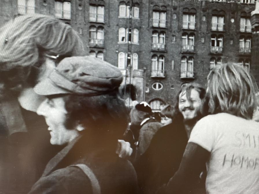 Mænd danser med hinanden på Rådhuspladsen