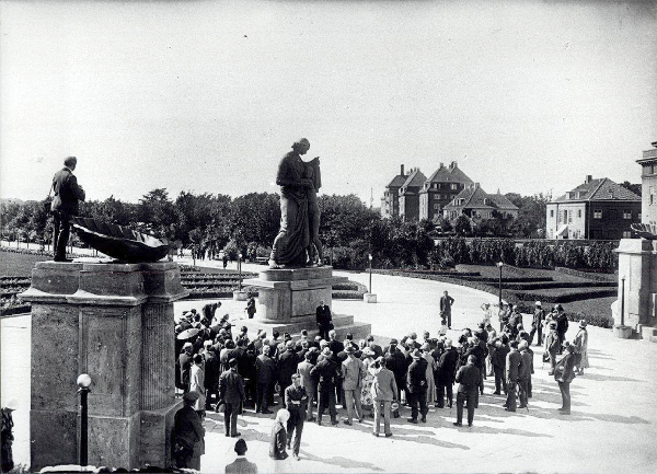 En folkeforsamling danne halvcirkel rund om en stor statue - Genforeningsmonumentet