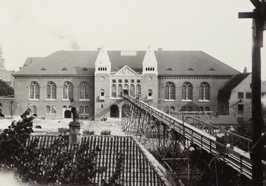 foto af J.G.J. Aagaard, der viser vognbroen fra Kunstkammerbygningen til Det Kongelige Bibliotek i 1906