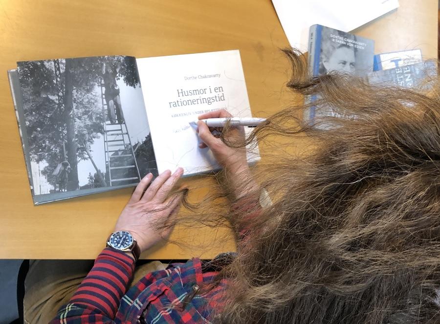 Historikeren Dorthe Chakravarty signerer en bog