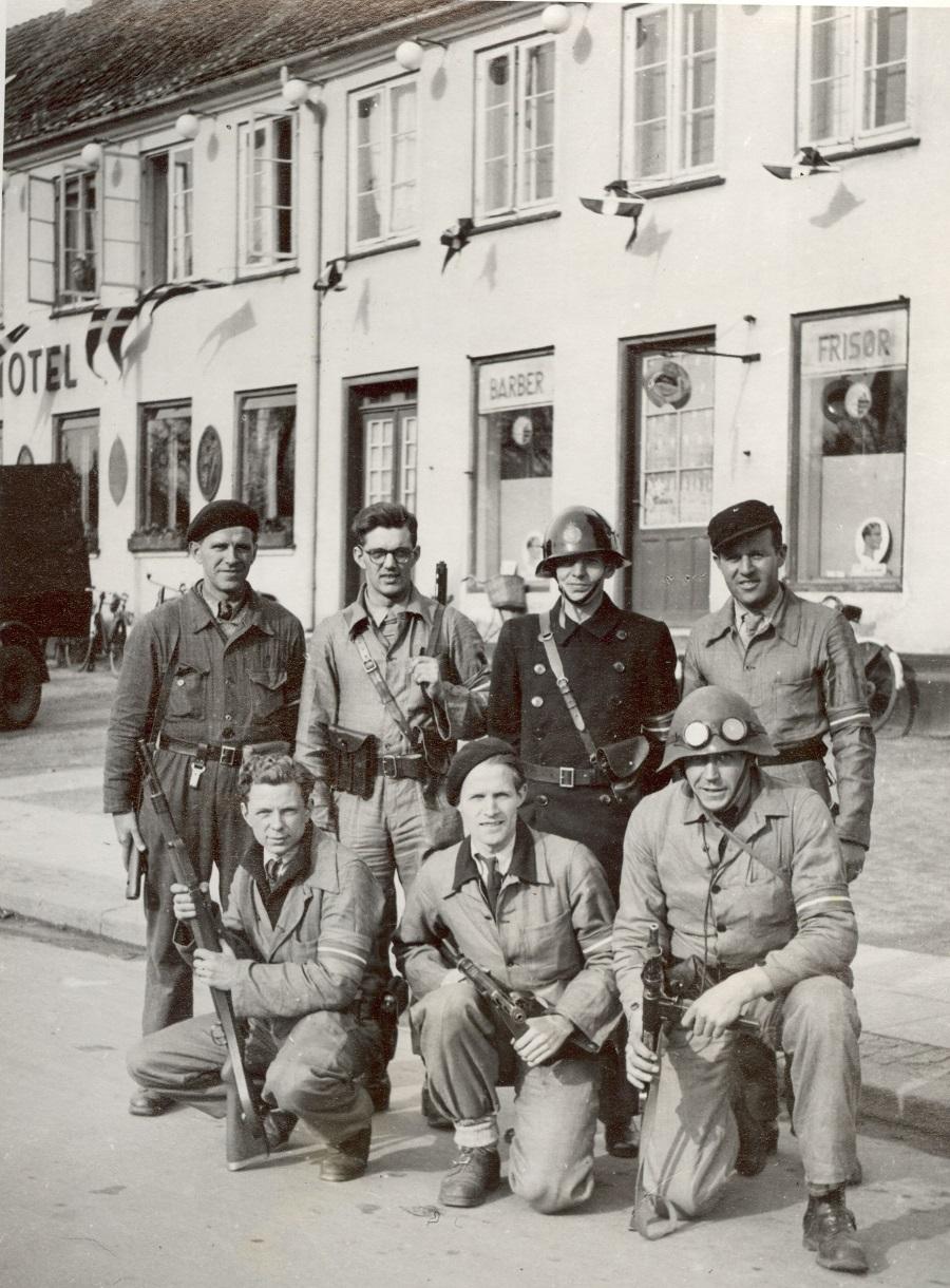 Foto af modstandsgruppen Holger Danske foran Gentofte Hotel 5. maj 1945