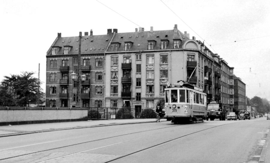 En vogn passerer broen over S-banen Frederiksberg–Vanløse