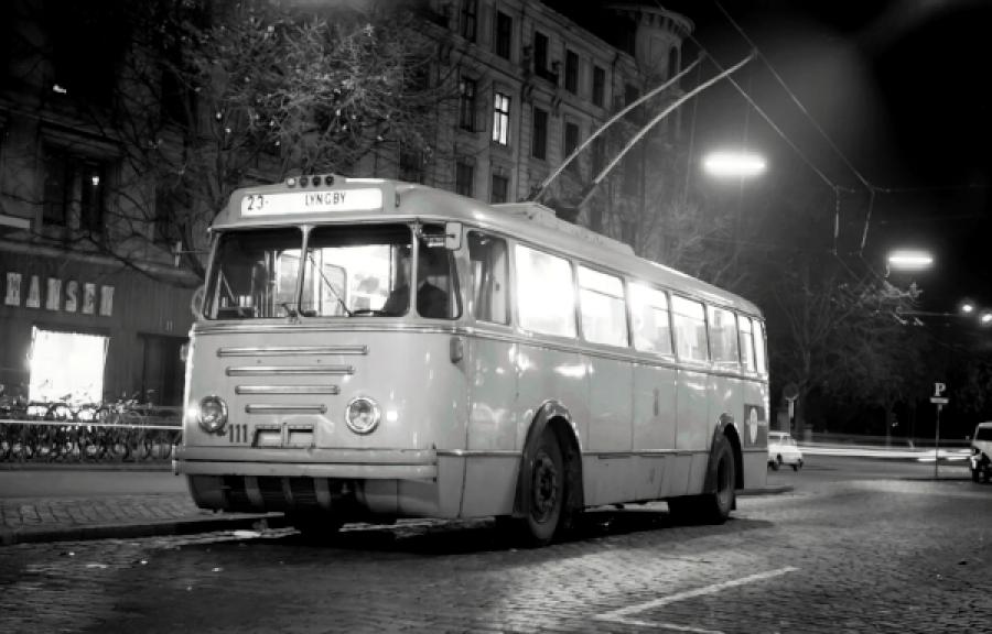 Sort hvid foto af bus