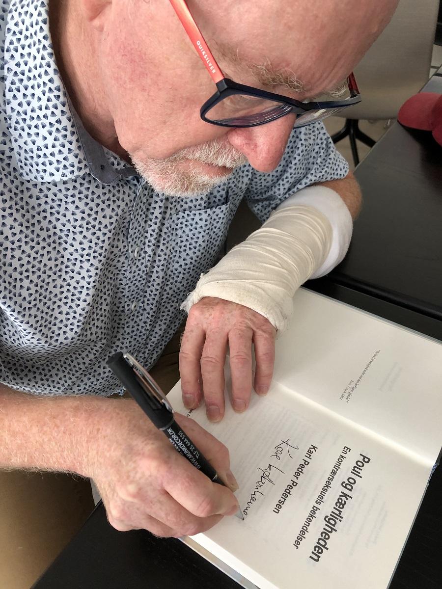 Historikeren Karl Peder Pedersen signerer bøger