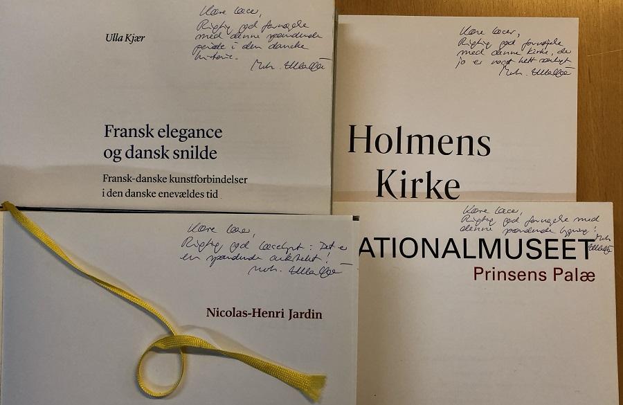 Forfatteren Ulla Kjær signerer bøger