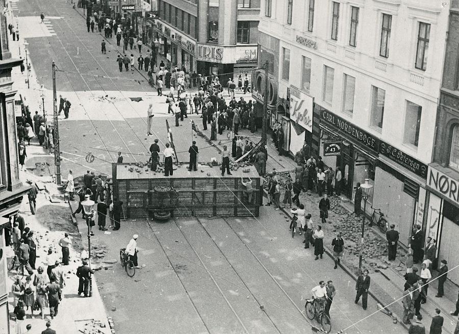 Foto af barrikade på Nørrebrogade under generalstrejken i 1944.