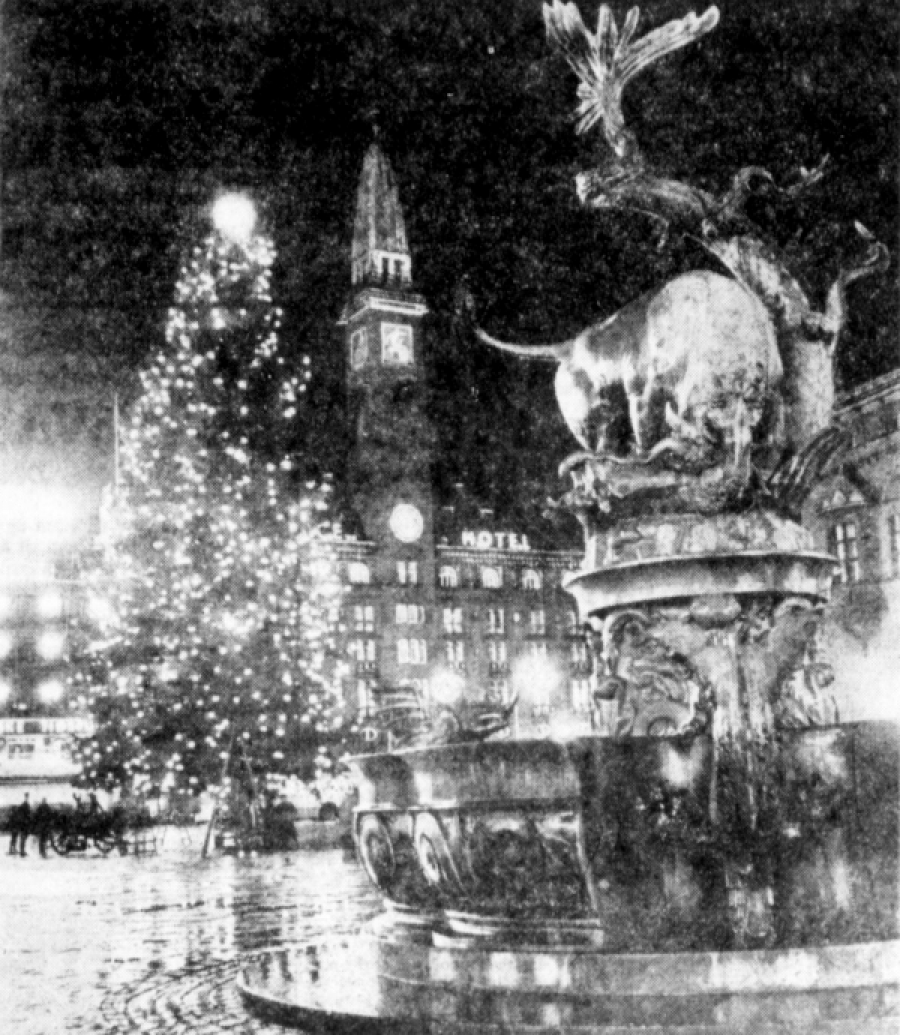 Sort hvid foto af juletræet på Rådhuspladsen. I forgrunden ses Drage­springvandet