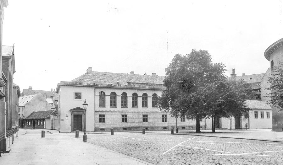 Vor Frue Plads før 1919 set mod Metropolitanskolen. Fotograf: Frederik Riise, foto tilhører Københavns Museum