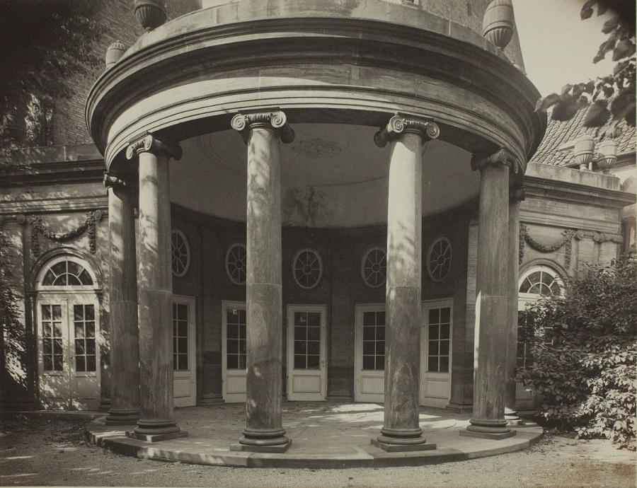 foto fra 1911 af pavillon i haven bag Moltkes palæ, den er tegnet af Jardin
