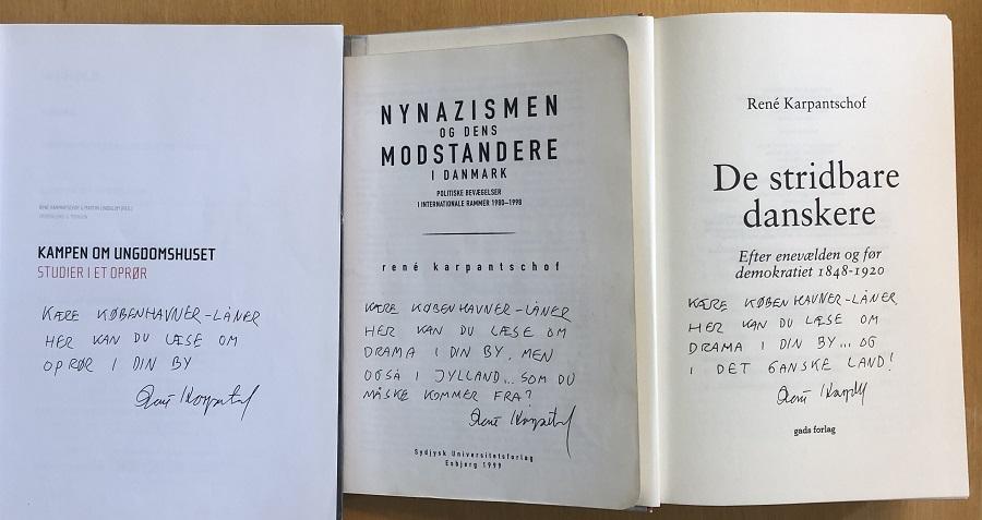 Foto af bøger, signeret af forfatteren René Karpantschof
