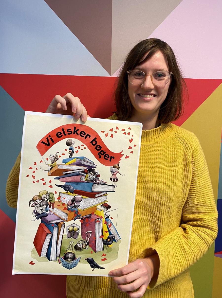 Projektleder for Vi elsker bøger, Tanne Søndertoft, med den nye illustration