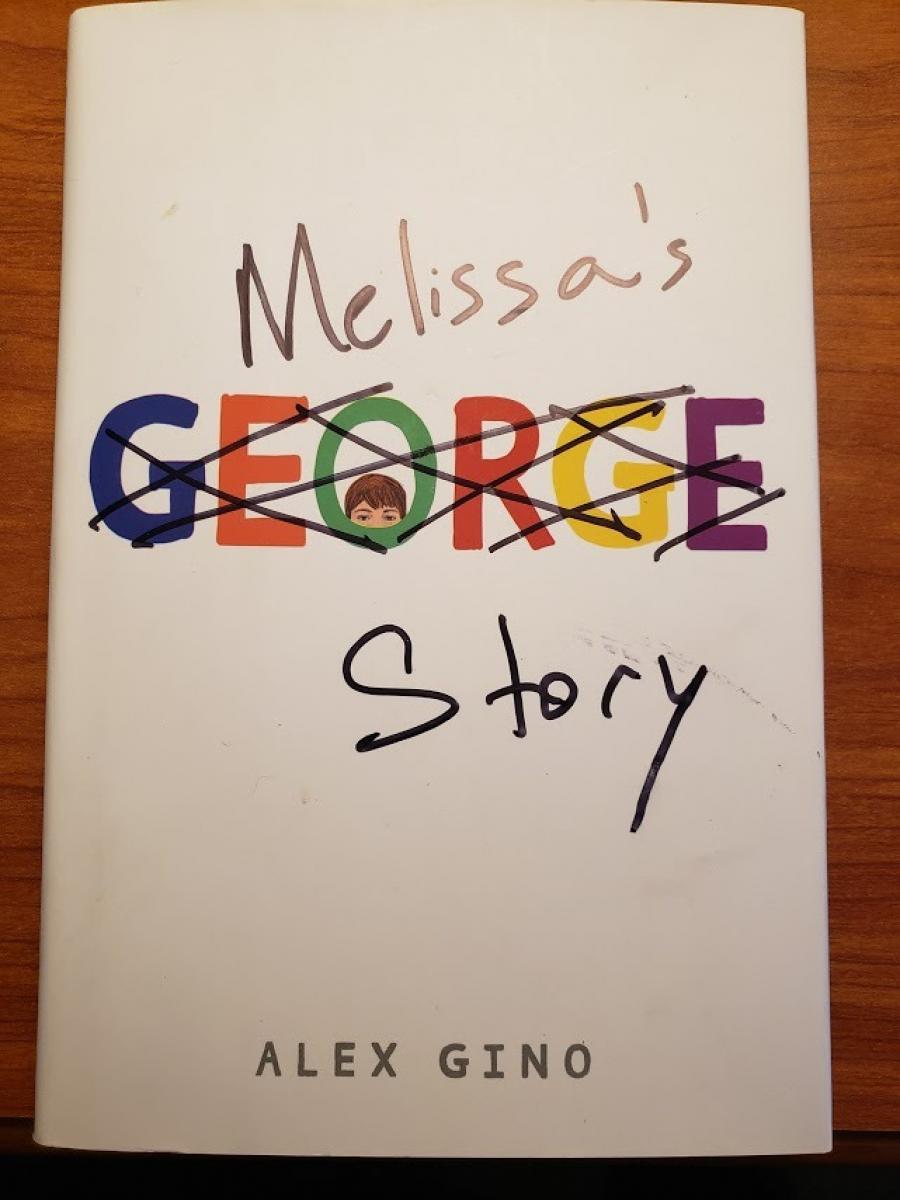 Billede af forsiden på bogen George, hvor der er streget ud og skrevet Melissa henover titlen George. Forlaget vil ikke ændre titlen, selvom forfatter Alex Gino føler at de har begået en fejl ved at kalde bogen for noget hovedpersonen ikke vil kaldes. 