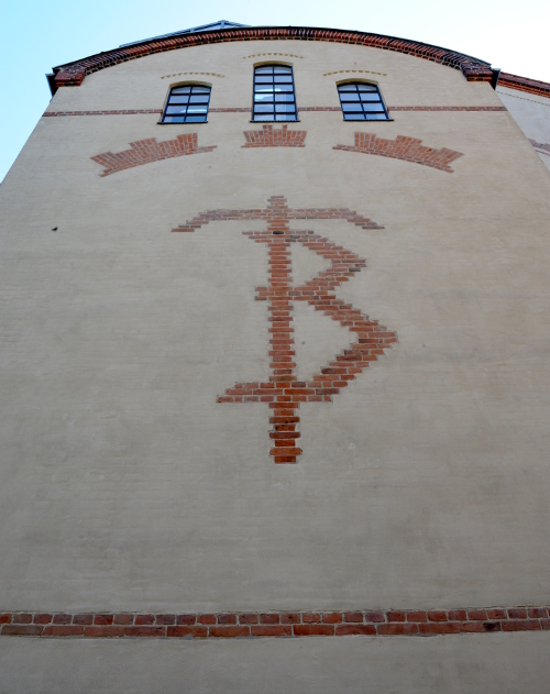 Bygningsdetalje med logo fra bryggeriet Trekroner